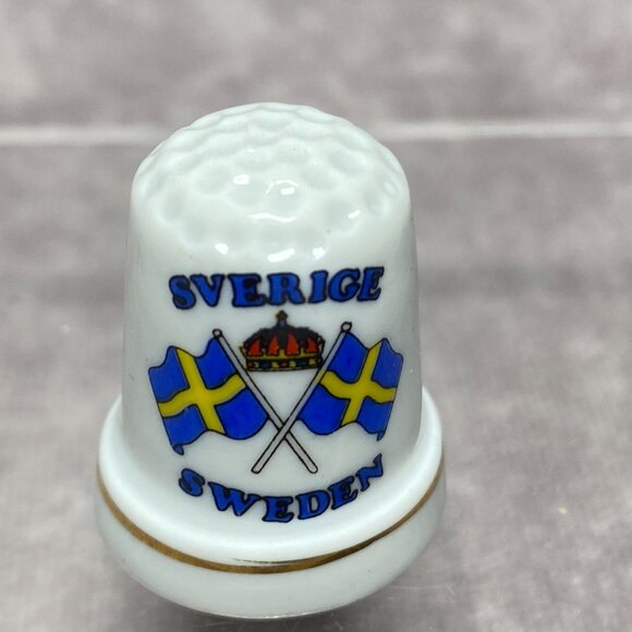 Vintage Swedish Ceramic Thimble With Sverige Sweden Flags Design & Gold Trim - Picture 5 of 7